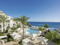 Widok na kompleks Iberostar Grand Salome z basenem i plażą