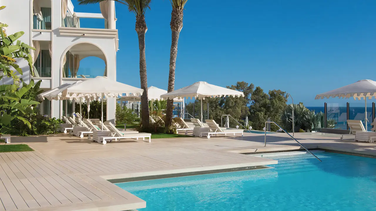 Basen z leżakami i parasolami w Iberostar Grand Salome