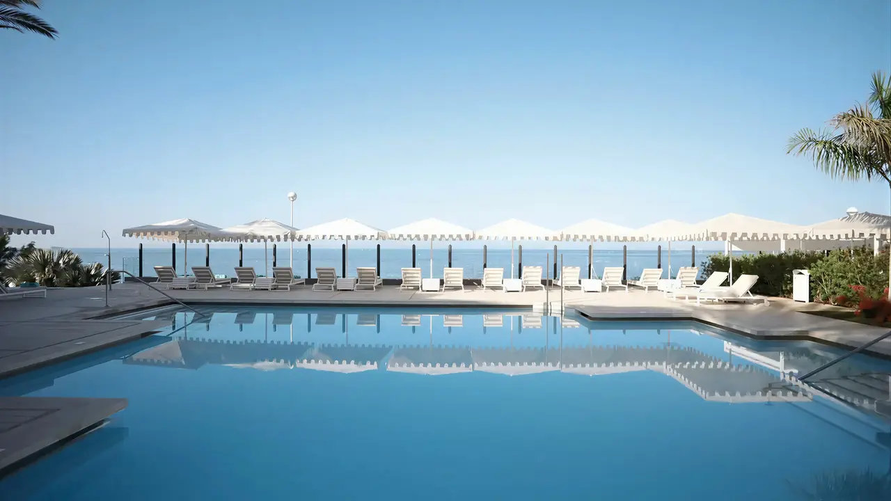Basen z leżakami i parasolami w Iberostar Grand Salome