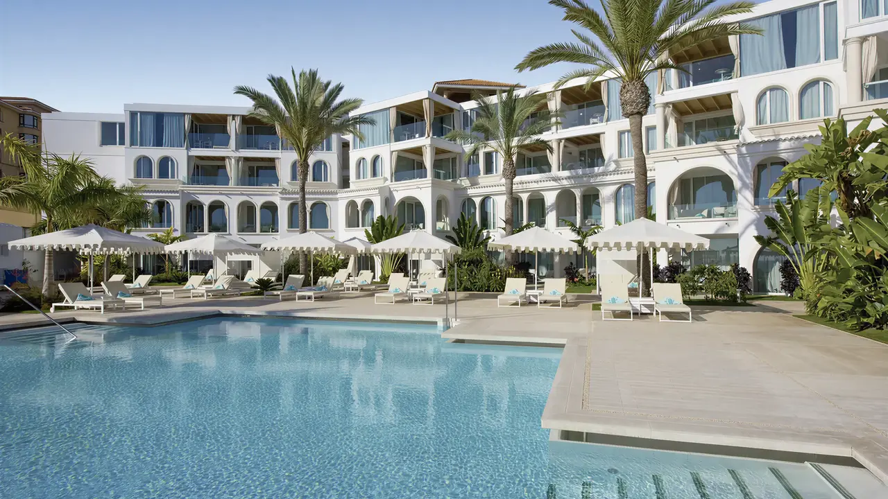 Basen z leżakami w Iberostar Grand Salome