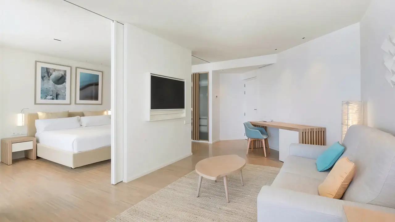 Nowoczesny pokój z salonem w Iberostar Grand Salome