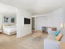 Nowoczesny pokój z salonem w Iberostar Grand Salome