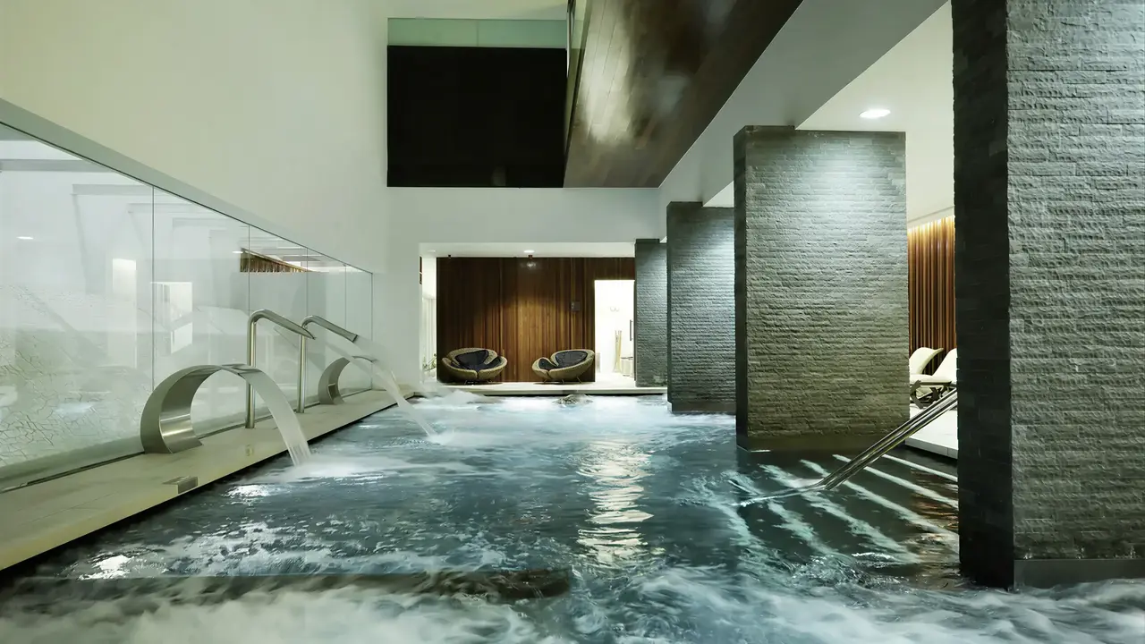 Basen z hydromasażem w Iberostar Grand Salome