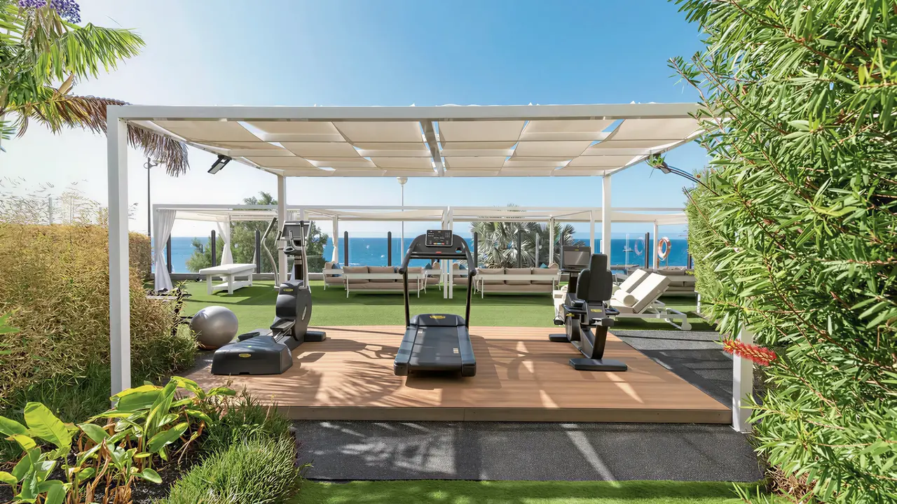 Siłownia na świeżym powietrzu w Iberostar Grand Salome