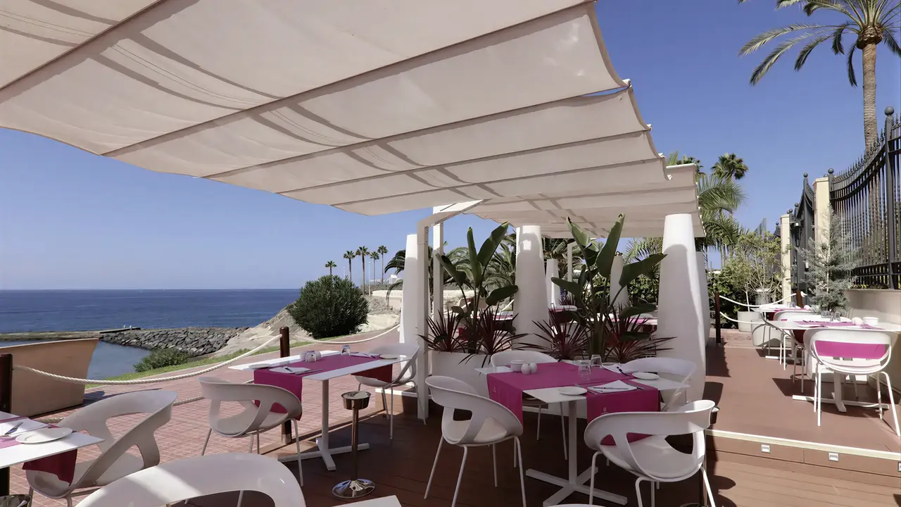 Restauracja Iberostar Grand Salome z widokiem na morze