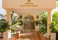Wejście do Iberostar Grand Salome z roślinami doniczkowymi