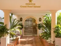 Wejście do Iberostar Grand Salome z roślinami doniczkowymi