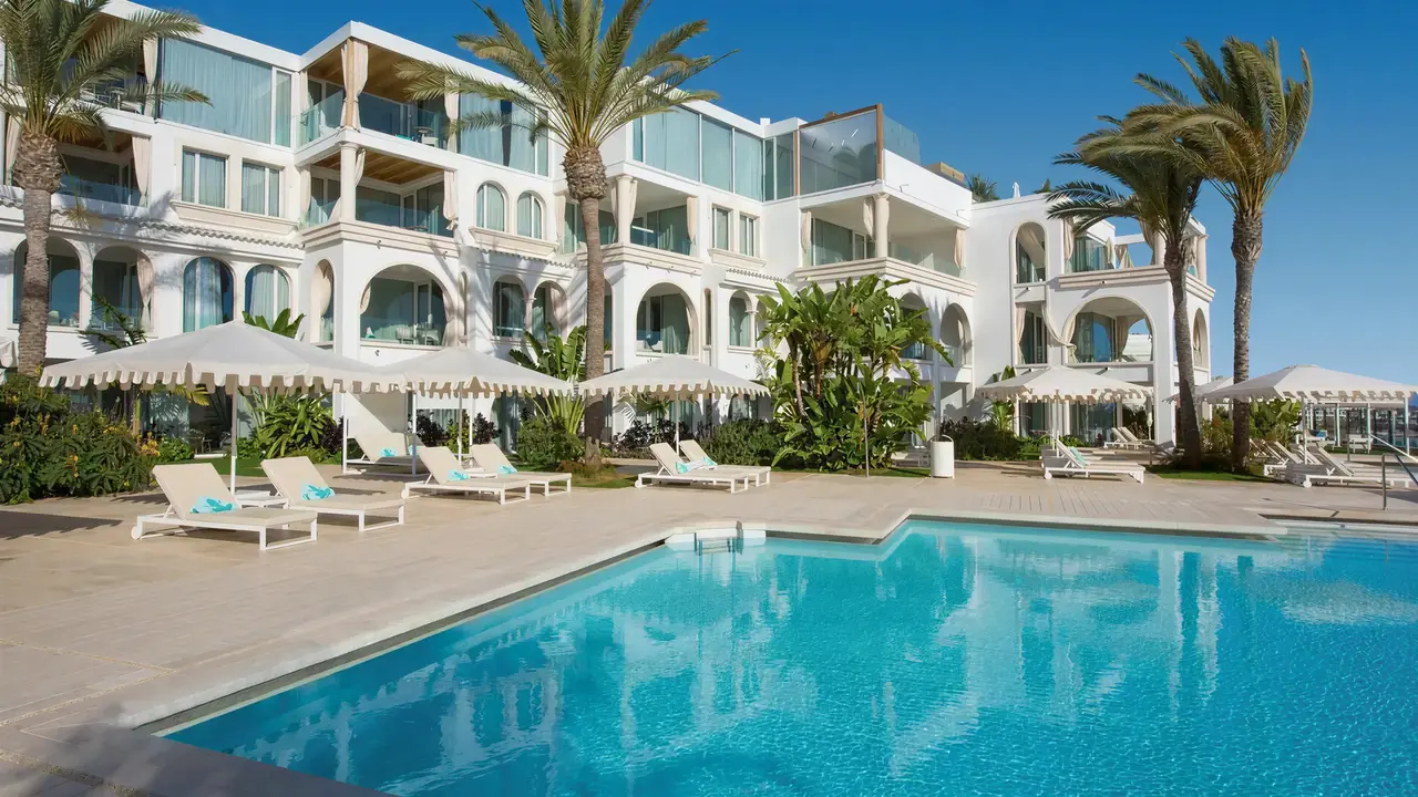 Basen i leżaki w Iberostar Grand Salome