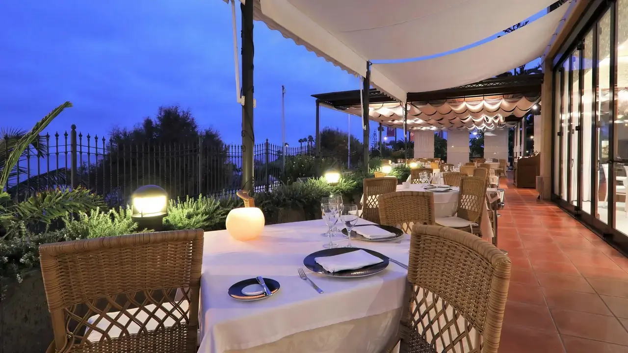 Elegancka restauracja na tarasie w Iberostar Grand Salome