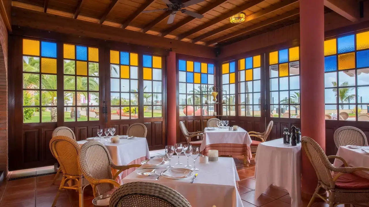Restauracja w Iberostar Grand Salome z nakrytymi stołami