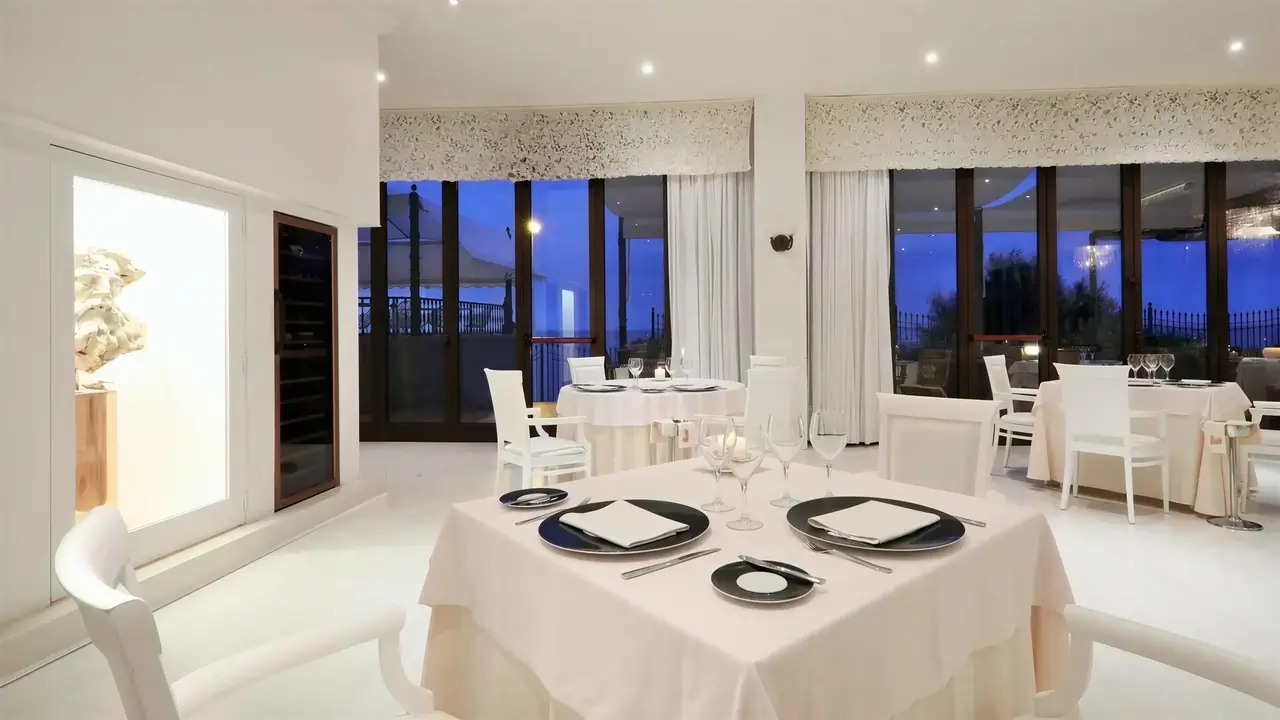 Elegancka restauracja w hotelu Iberostar Grand Salome