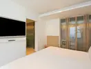 Nowoczesna sypialnia w Iberostar Grand Salome z telewizorem