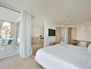 Jasna sypialnia z tarasem w Iberostar Grand Salome