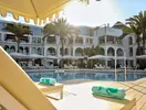 Basen i leżaki w hotelu Iberostar Grand Salome