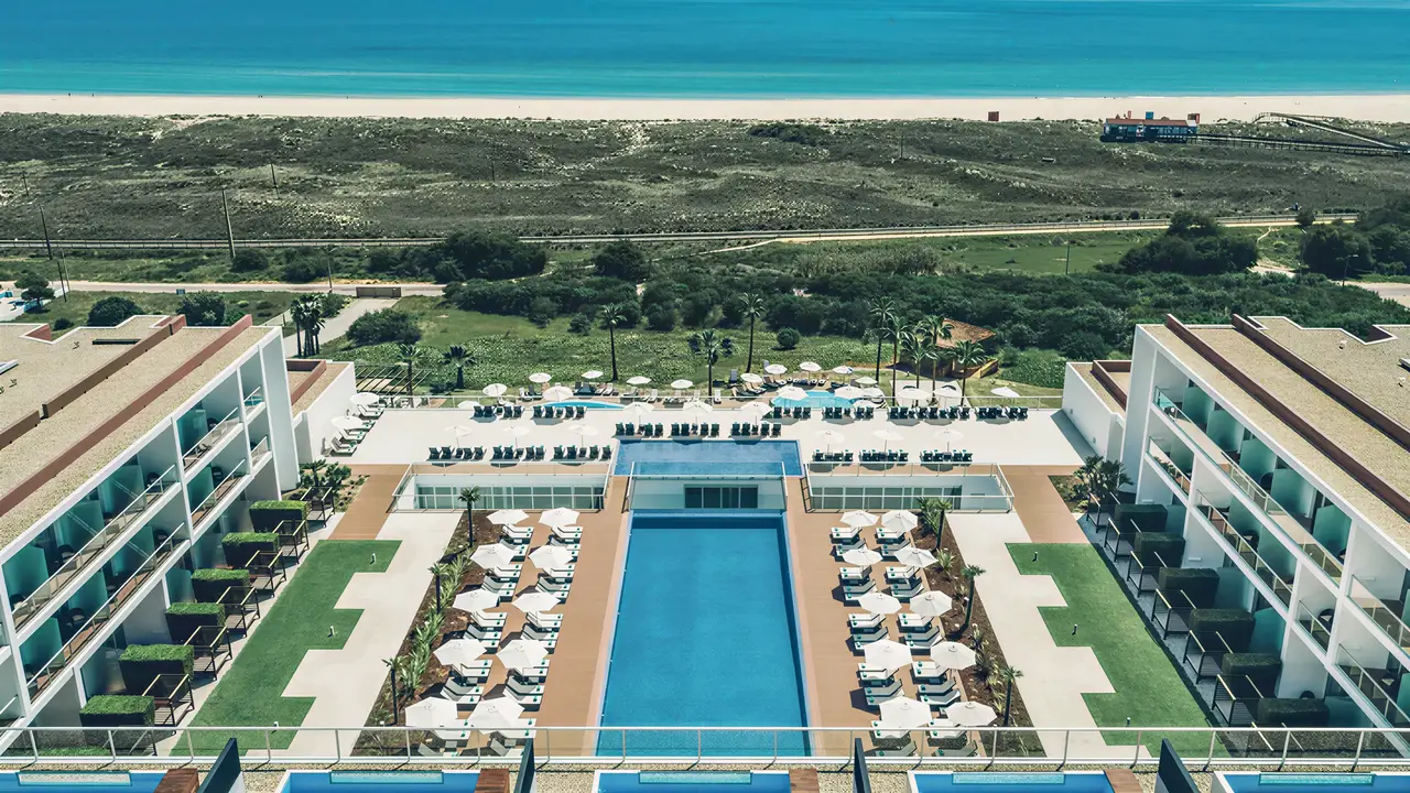 Widok z góry na kompleks Iberostar Lagos Algarve i baseny