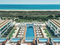 Widok z góry na kompleks Iberostar Lagos Algarve i baseny
