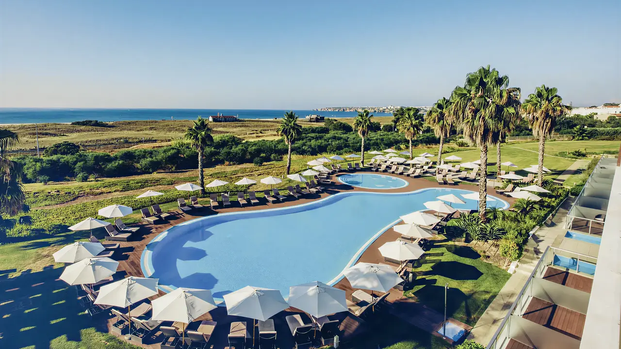 Widok na kompleks basenowy w Iberostar Lagos Algarve