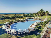 Widok na kompleks basenowy w Iberostar Lagos Algarve