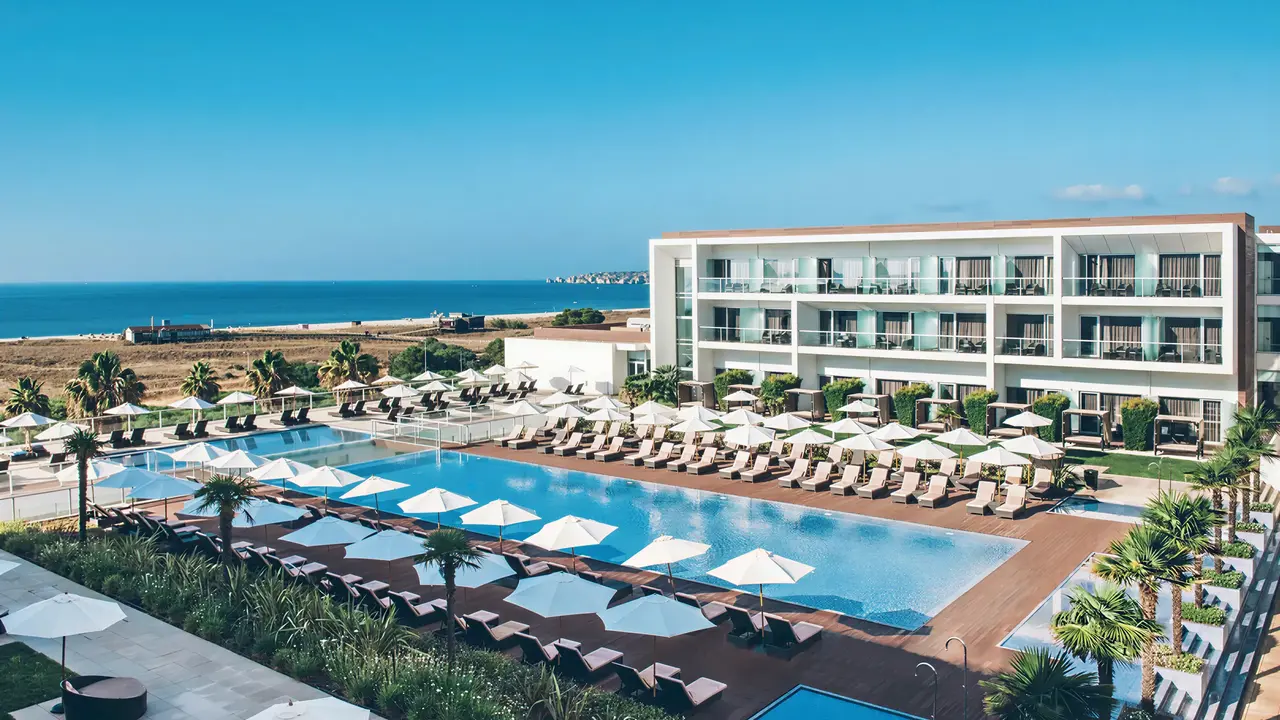 Widok na budynek i baseny w Iberostar Lagos Algarve