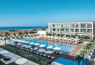 Widok na budynek i baseny w Iberostar Lagos Algarve