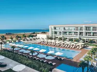 Widok na budynek i baseny w Iberostar Lagos Algarve