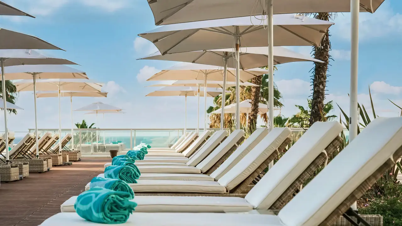 Leżaki i parasole w Iberostar Lagos Algarve przy morzu