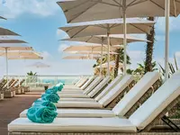 Leżaki i parasole w Iberostar Lagos Algarve przy morzu