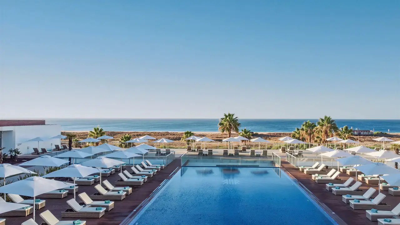 Basen z leżakami i parasolami w Iberostar Lagos Algarve