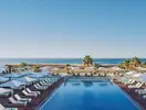 Basen z leżakami i parasolami w Iberostar Lagos Algarve