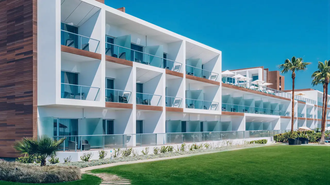 Nowoczesna fasada budynku Iberostar Lagos Algarve z trawnikiem