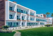 Nowoczesna fasada budynku Iberostar Lagos Algarve z trawnikiem