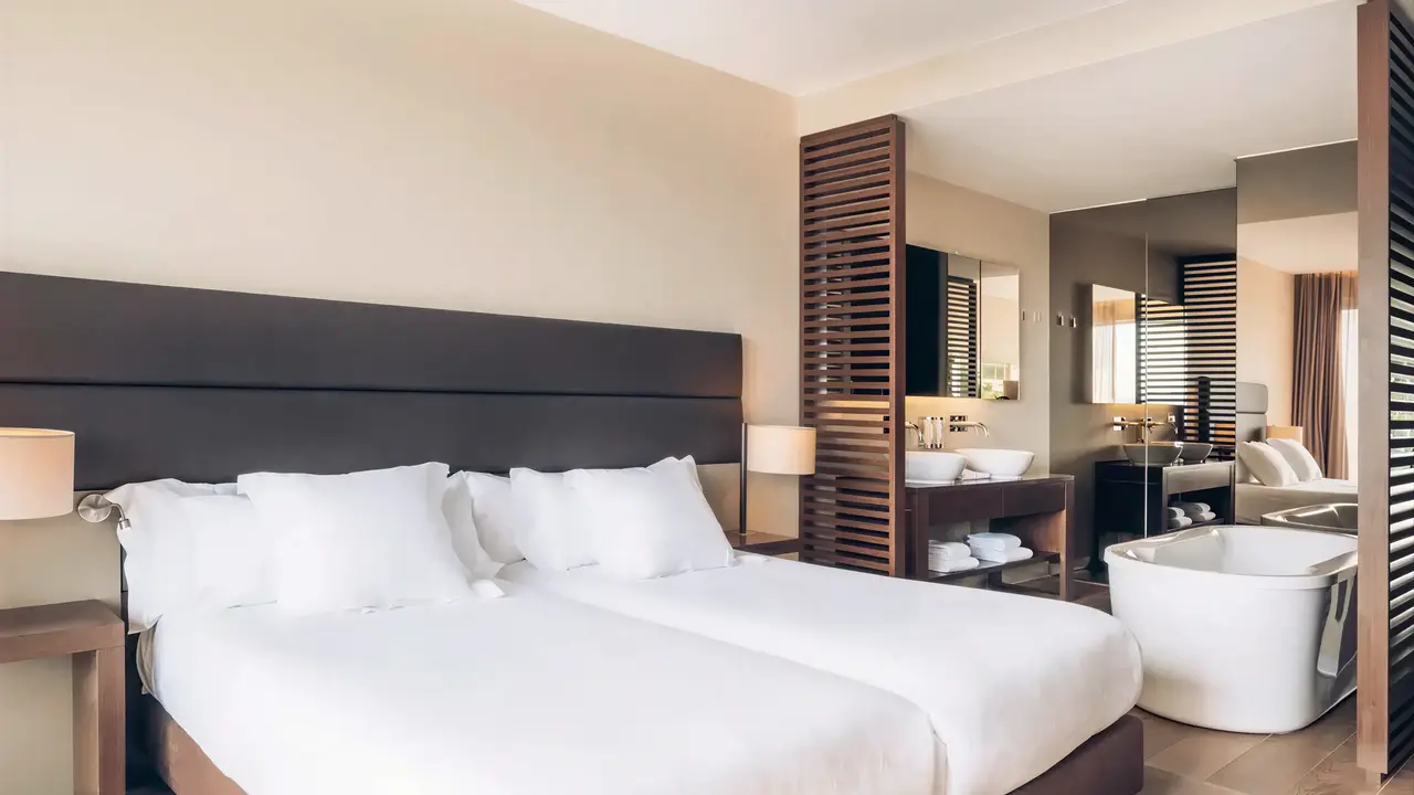 Sypialnia z łóżkiem i wanną w Iberostar Lagos Algarve