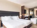 Sypialnia z łóżkiem i wanną w Iberostar Lagos Algarve