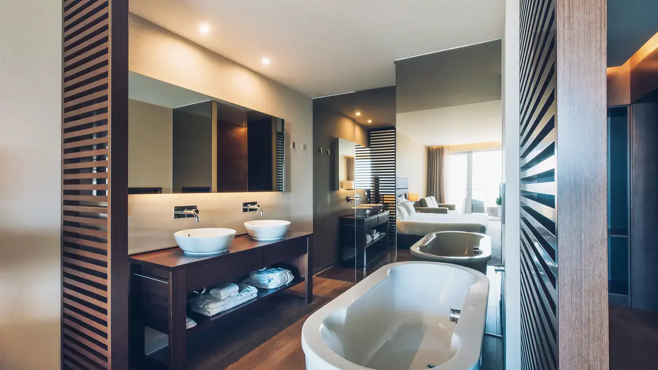 Nowoczesna łazienka w Iberostar Lagos Algarve z wanną