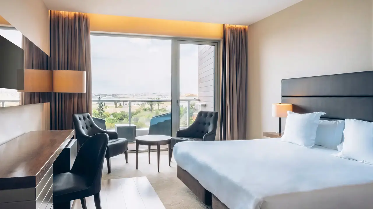 Nowoczesny pokój z łóżkiem w Iberostar Lagos Algarve
