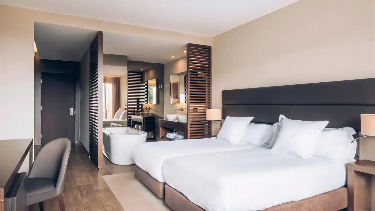 Nowoczesny pokój z łóżkami w Iberostar Lagos Algarve