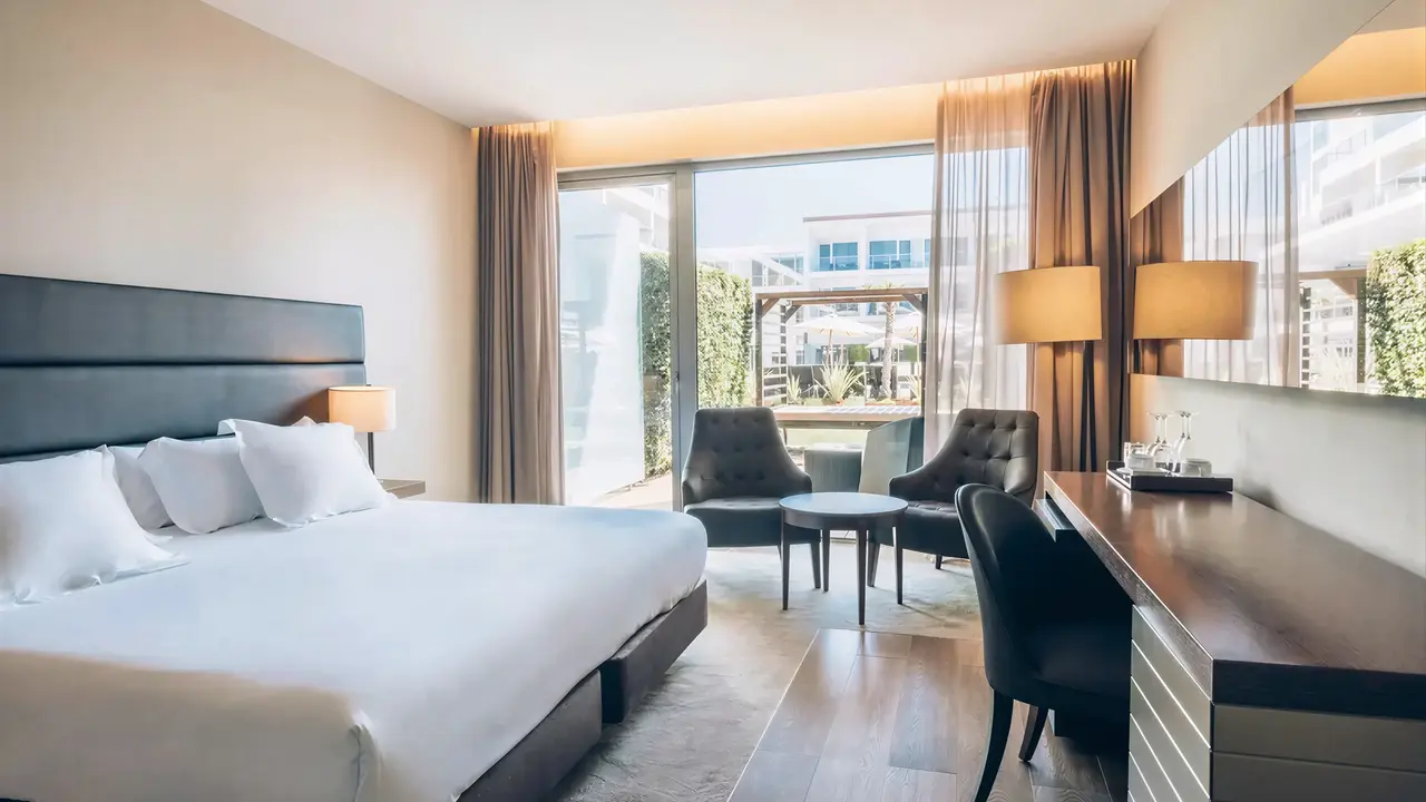 Nowoczesny pokój z łóżkiem w Iberostar Lagos Algarve
