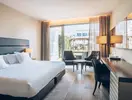Nowoczesny pokój z łóżkiem w Iberostar Lagos Algarve