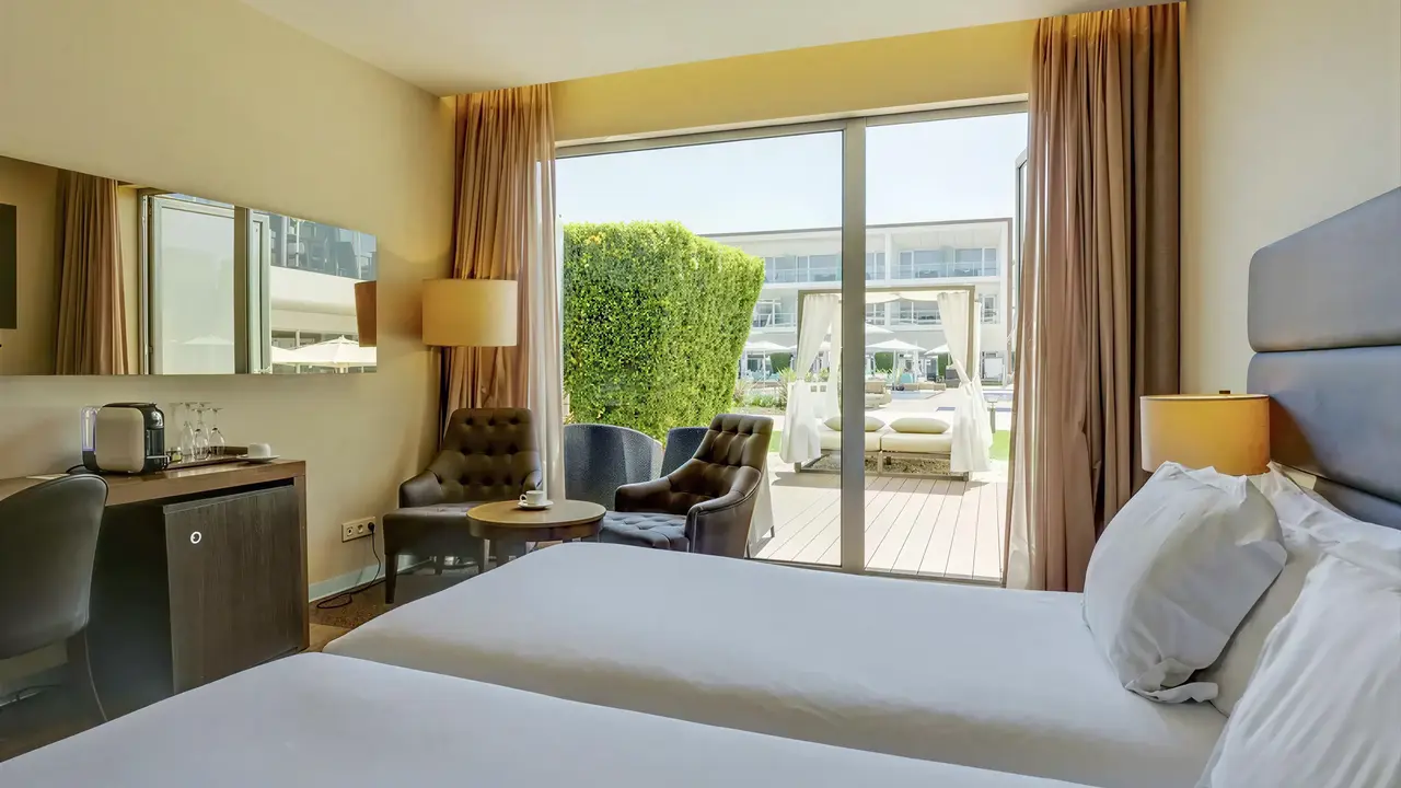 Nowoczesny pokój z łóżkami w Iberostar Lagos Algarve