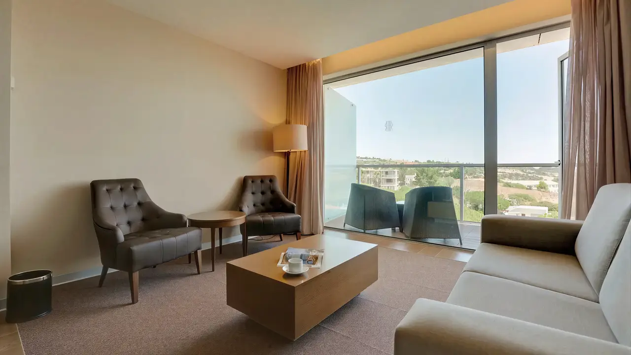 Salon w pokoju gościnnym w Iberostar Lagos Algarve
