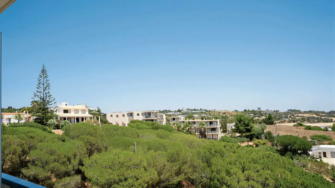 Widok na budynki i zieleń w Iberostar Lagos Algarve