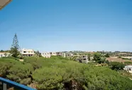 Widok na budynki i zieleń w Iberostar Lagos Algarve