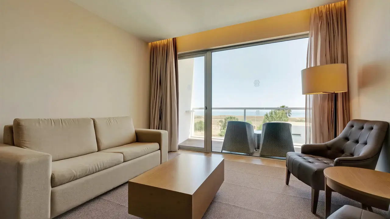 Nowoczesny salon w pokoju hotelowym Iberostar Lagos Algarve