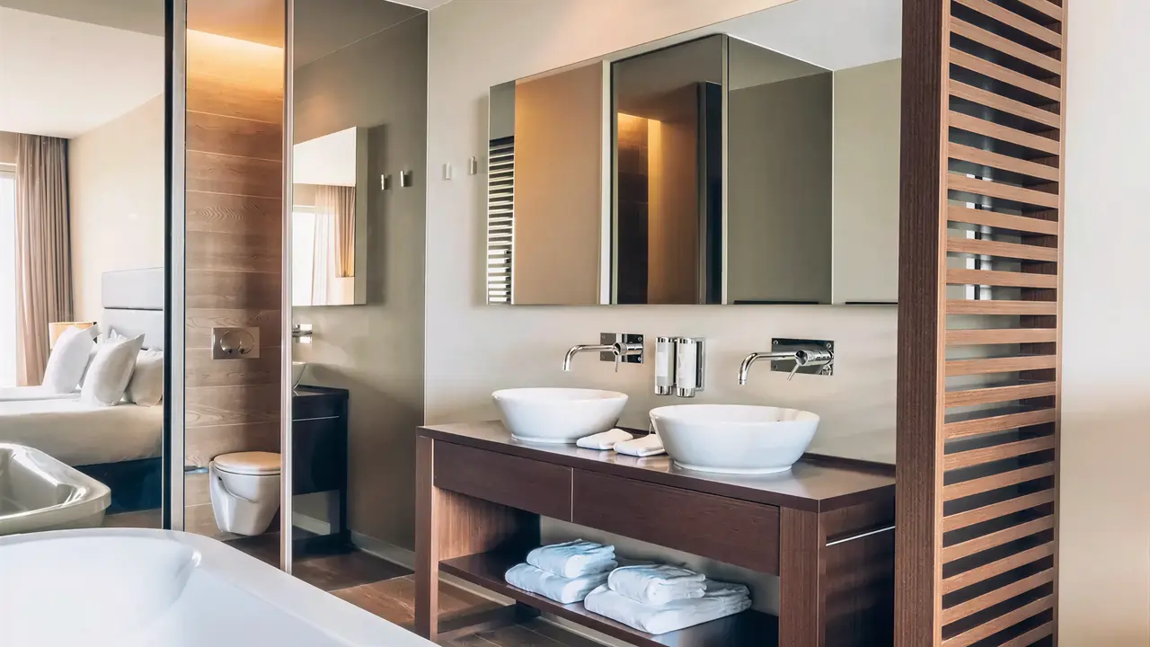 Nowoczesna łazienka w Iberostar Lagos Algarve z dwiema umywalkami