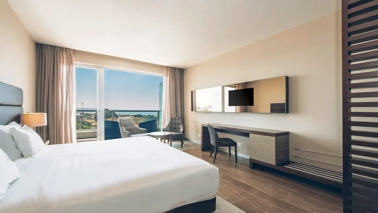 Nowoczesny pokój z łóżkiem w Iberostar Lagos Algarve