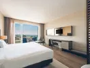 Nowoczesny pokój z łóżkiem w Iberostar Lagos Algarve