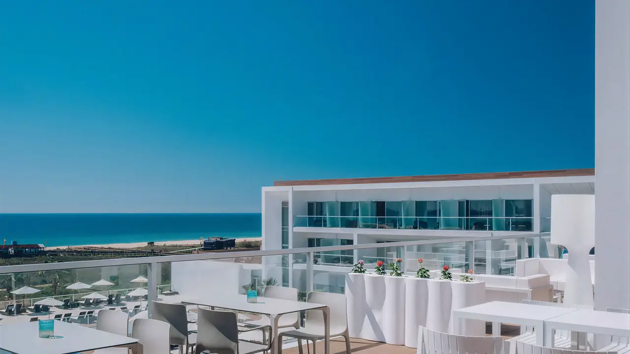 Taras restauracyjny w Iberostar Lagos Algarve z widokiem na morze