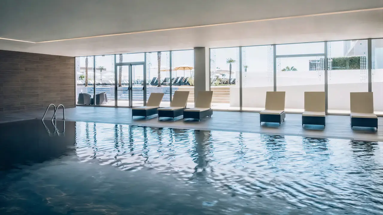 Kryty basen z leżakami w Iberostar Lagos Algarve