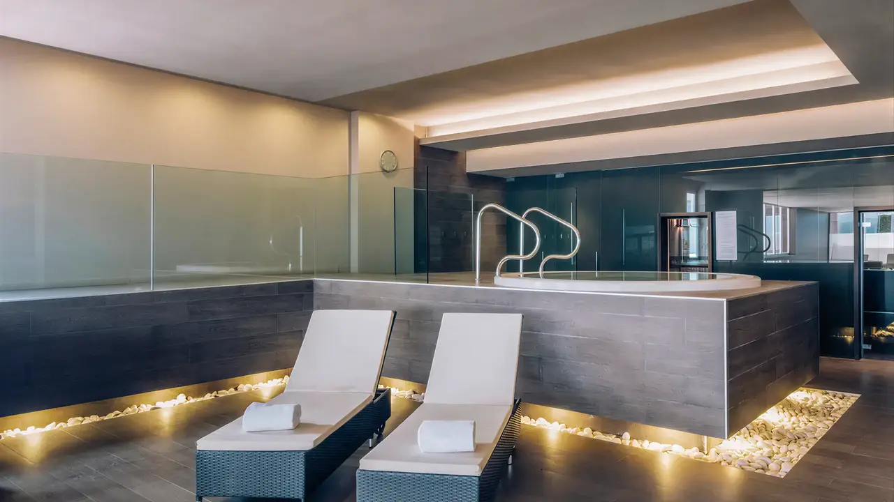 Strefa wellness z jacuzzi w Iberostar Lagos Algarve