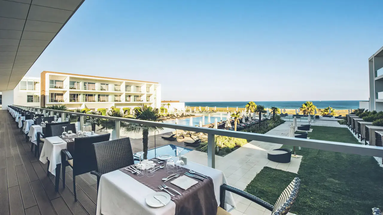 Taras restauracyjny w Iberostar Lagos Algarve z widokiem na morze